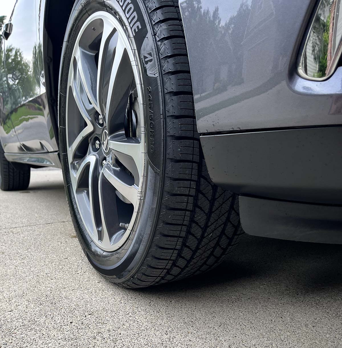 Llanta BRIDGESTONE Alenza AS Ultra 235/55R20 - Virtual Llantas