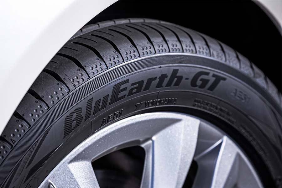 LLantas YOKOHAMA BluEarth-GT AE51 215/55R17